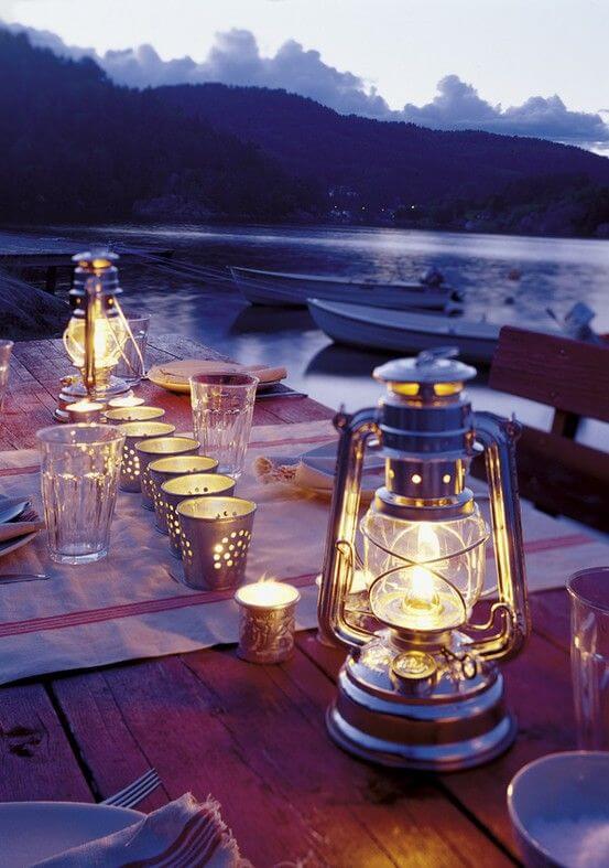 Já imaginou jantar no convés de seu próprio barco e passar a noite sobre um dos lagos mais bonitos do mundo