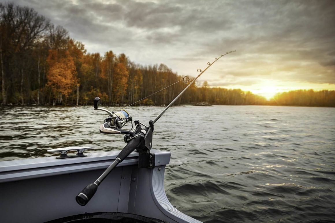 A pesca é provavelmente uma das melhores atividades para se divertir a bordo de um barco em um lago!