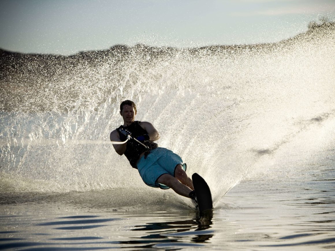 O esqui aquático é o esporte de velocidade original, que inspirou o wakeboard, por exemplo