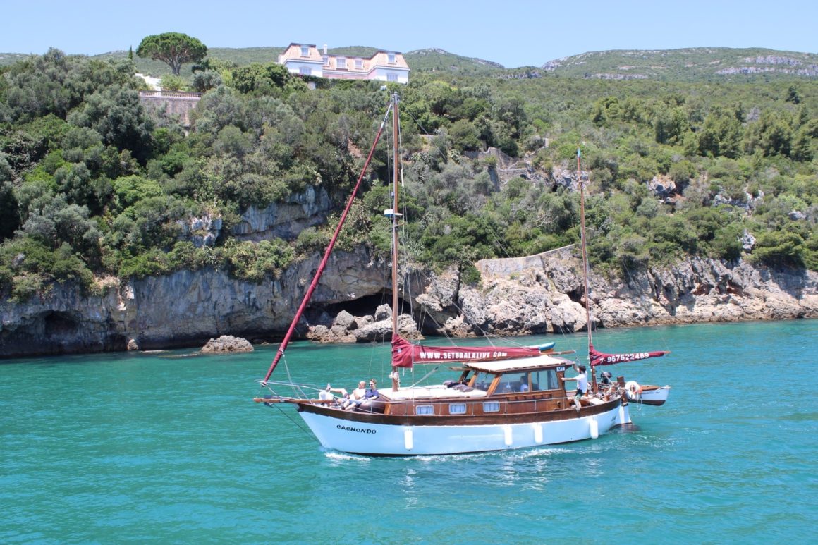 Para um aluguer de barcos em Setúbal com autenticidade, escolha o veleiro clássico do André!