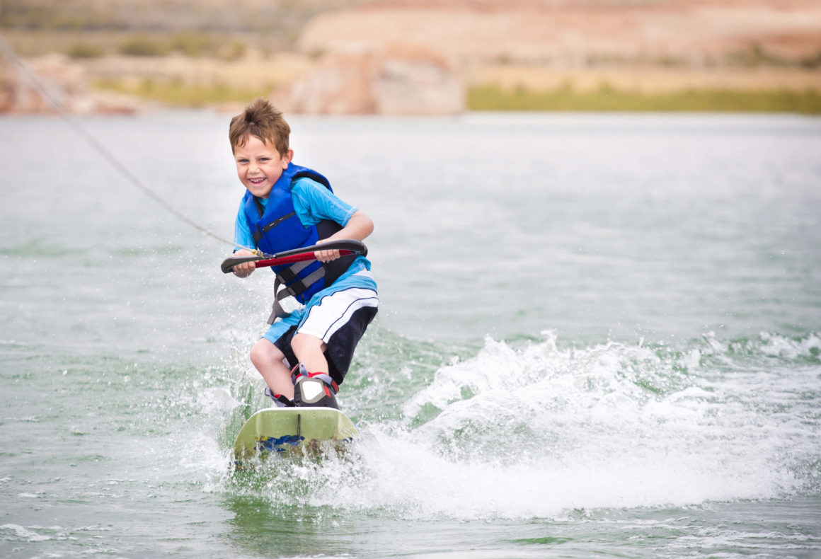 O wakeboard é um esporte aquático favorito entre todas as idades!