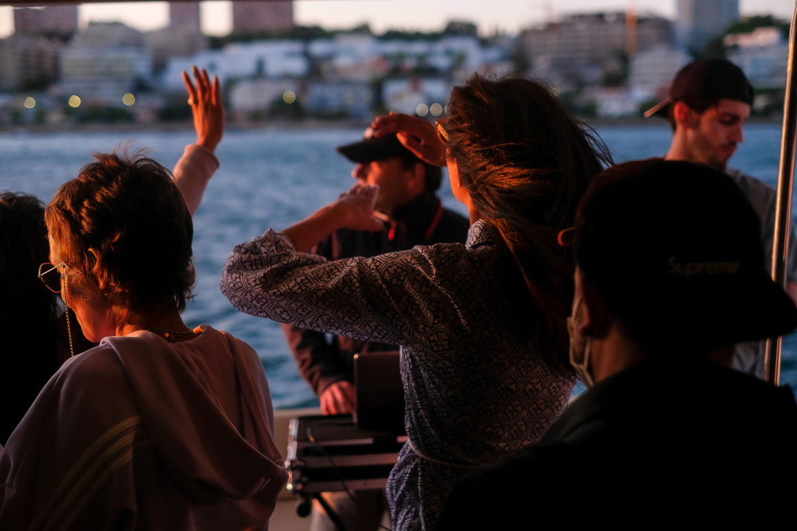 Assista o pôr-do-sol na Ribeira enquanto desfruta de um delicioso drink a bordo da lancha do Paulo
