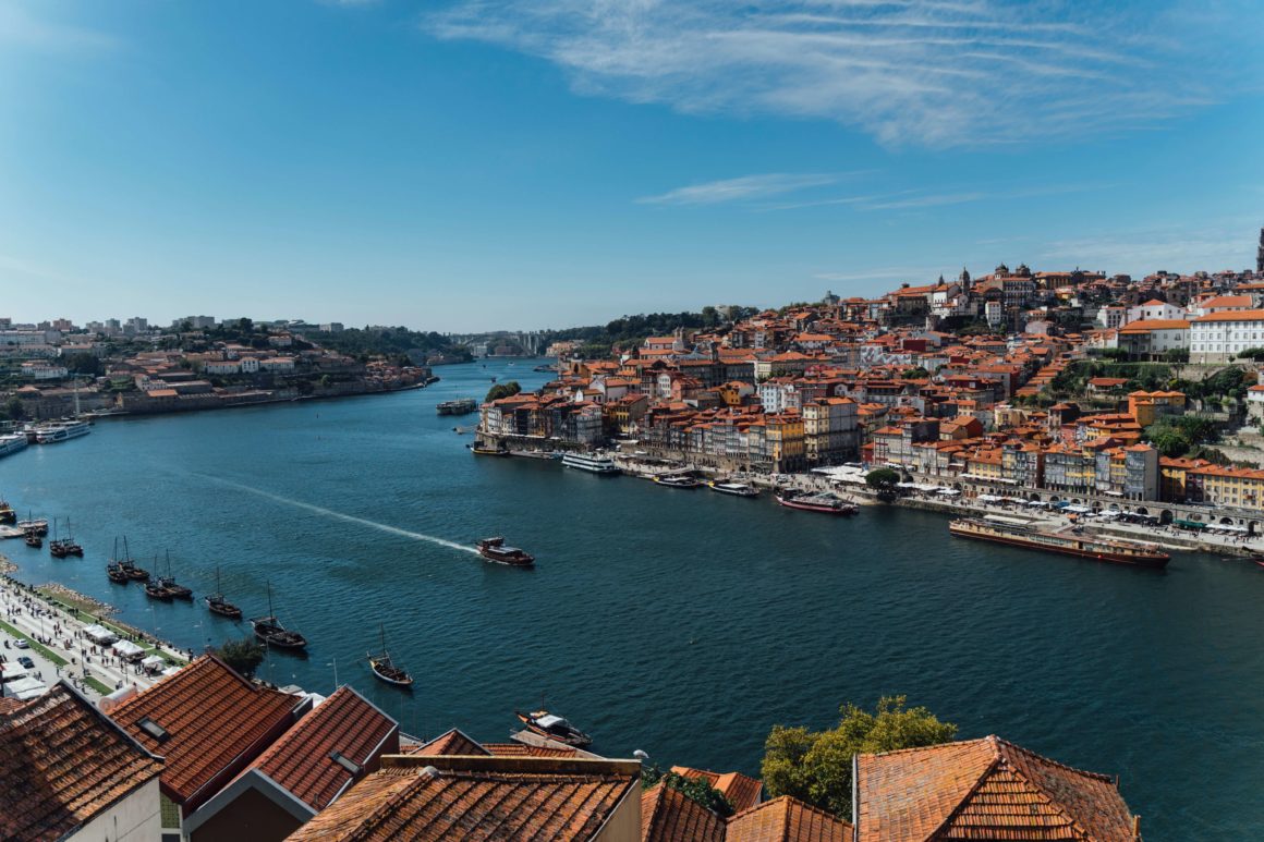 Não há como ir ao Porto sem fazer um passeio de barco no Douro