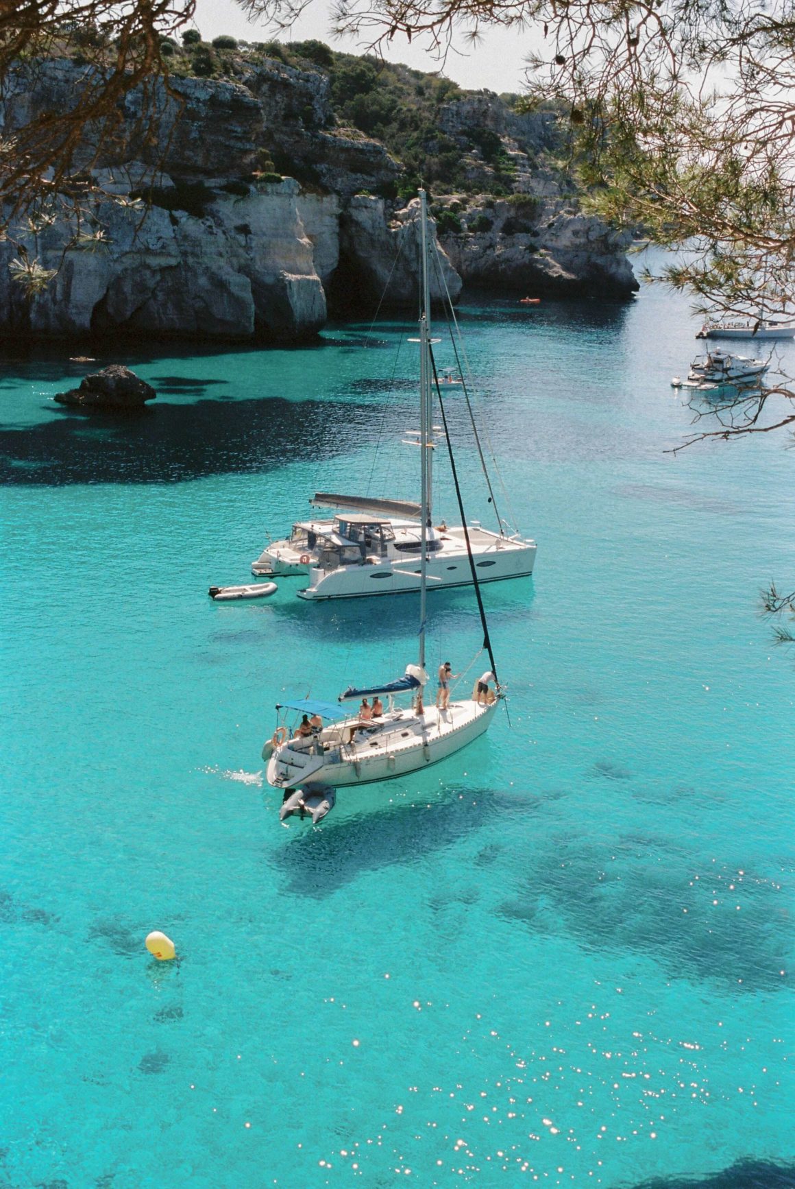 Alugue um barco em Menorca e se deslumbre com sua beleza natural