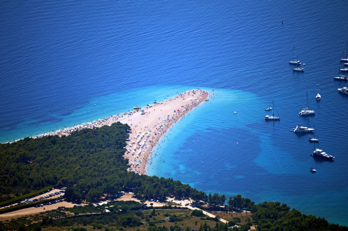 A bela Zlatni Rat é sem dúvida uma das mais famosas praias da Croácia