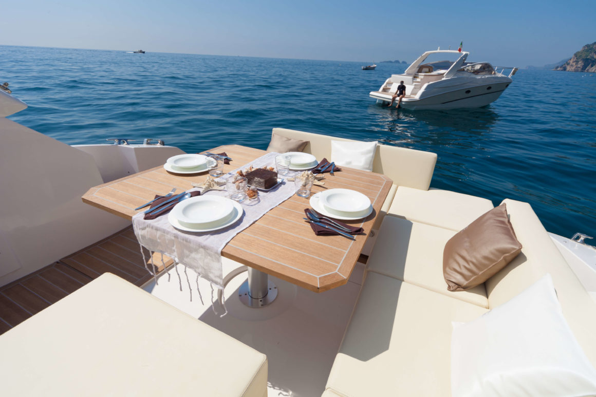 Se preferir não ir até a areia, desfrute de uma boa refeição no convés do seu barco alugado