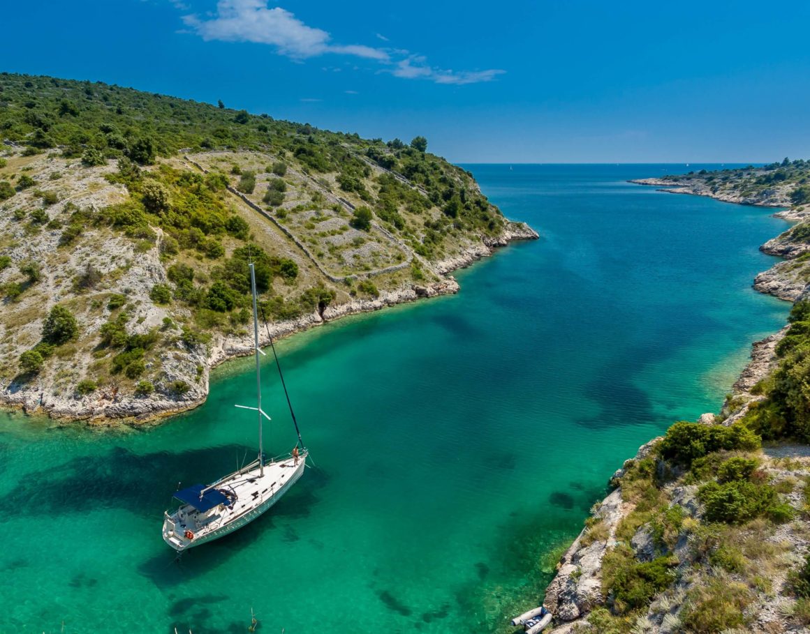 Explore as belas ilhas e enseadas da Dalmácia a bordo de um belo veleiro alugado 