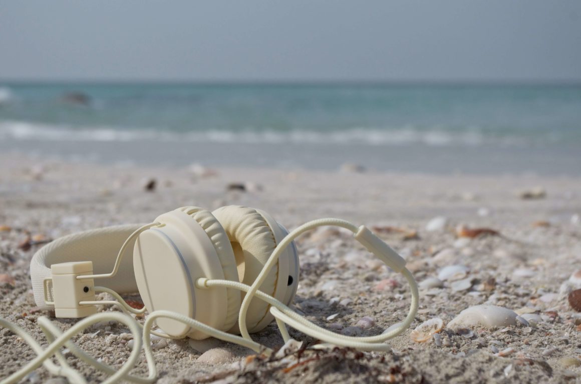 Escute a sua playlist favorita em suas férias na praia