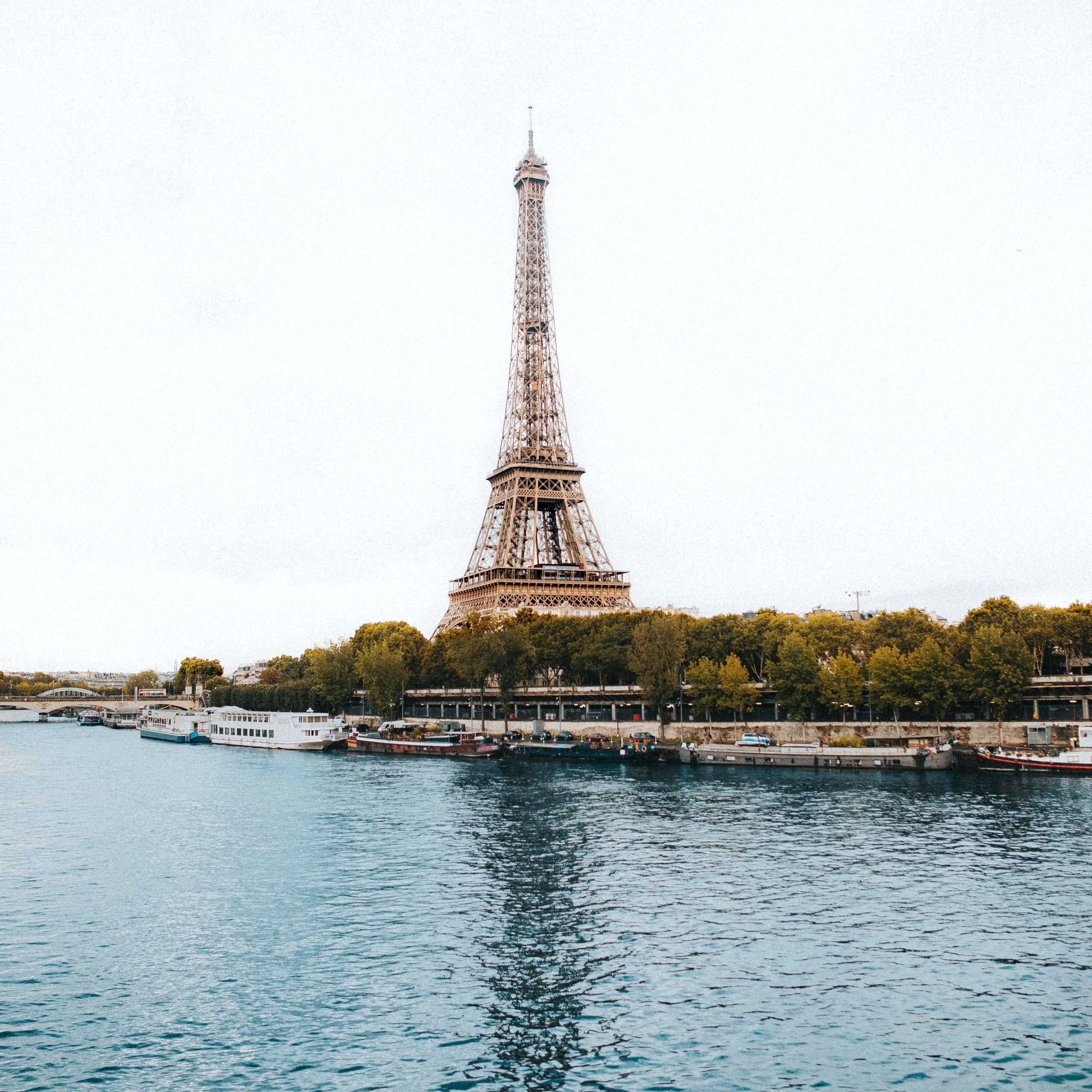 Rio Sena em Paris, onde pode fazer vários passeios de barco