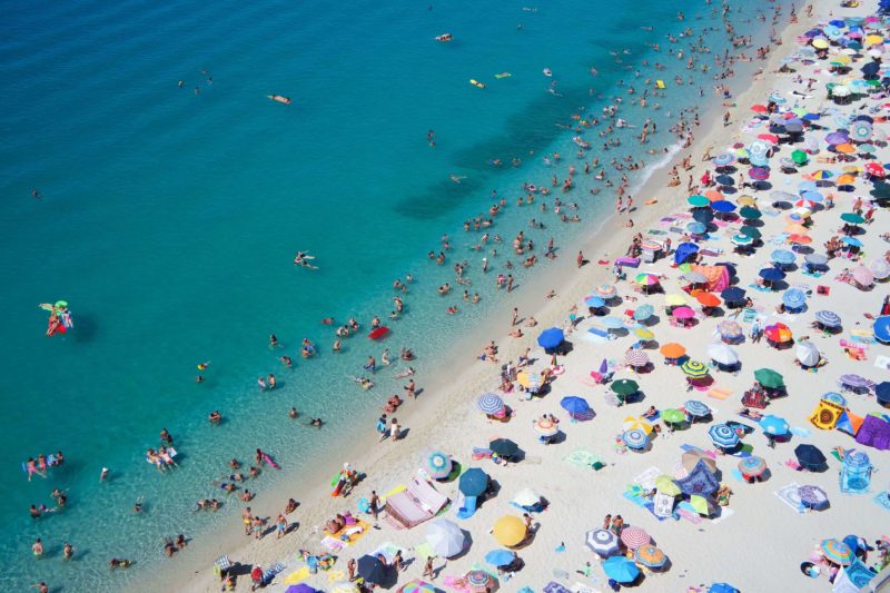 Фото девушки на пляже диком в италии смотреть бесплатно