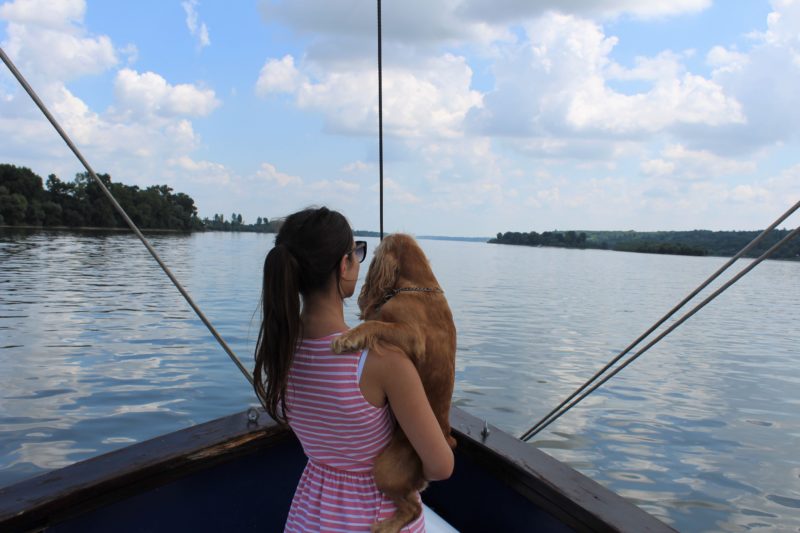 девушка с собакой на борту