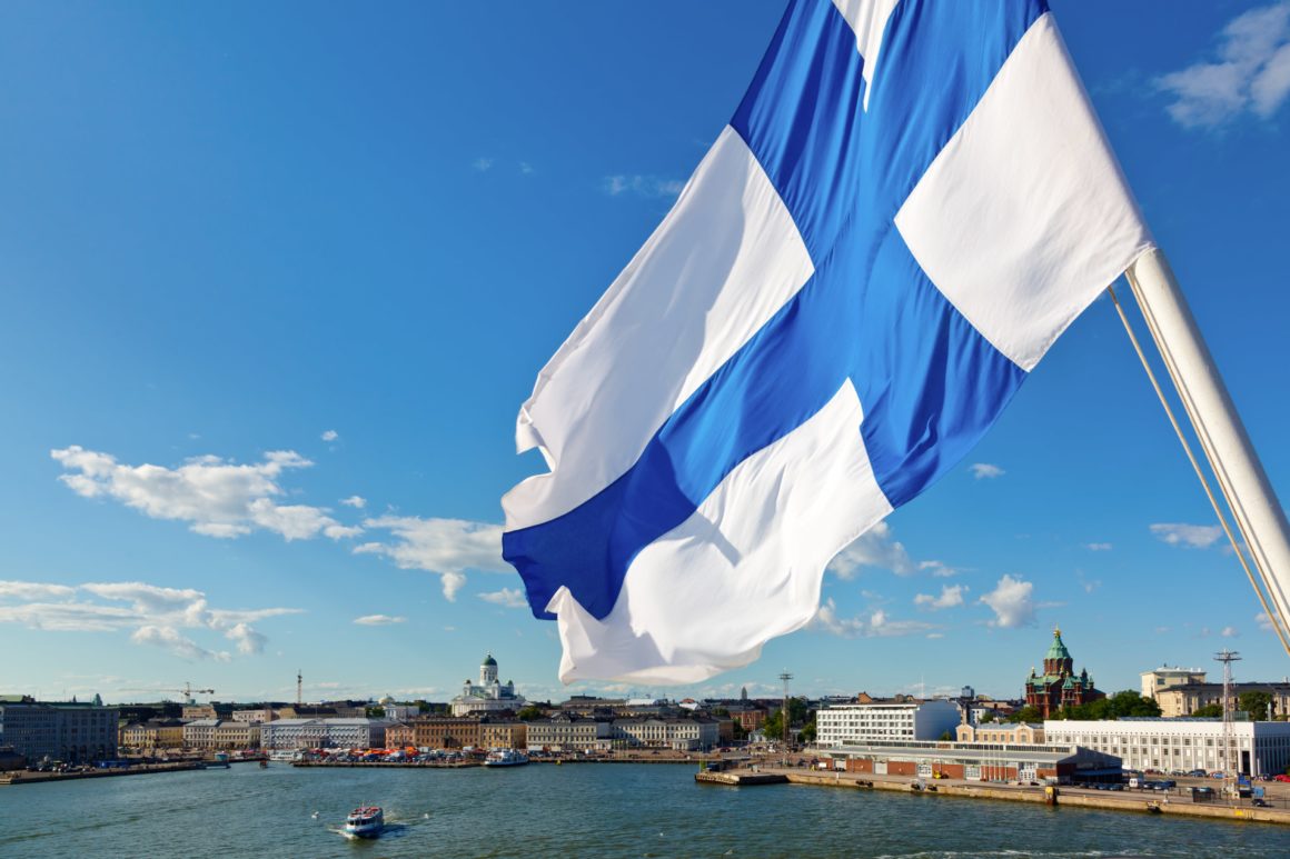 флаг финляндии на фоне моря