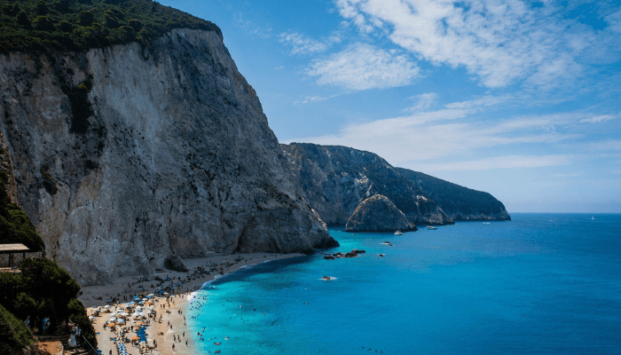 Strand i Grekland omringad av bergsklippor