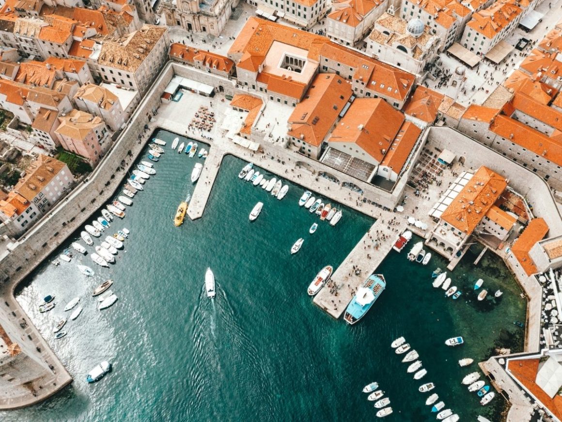 Bild av Splits hamn, båtar och tegeltak. 