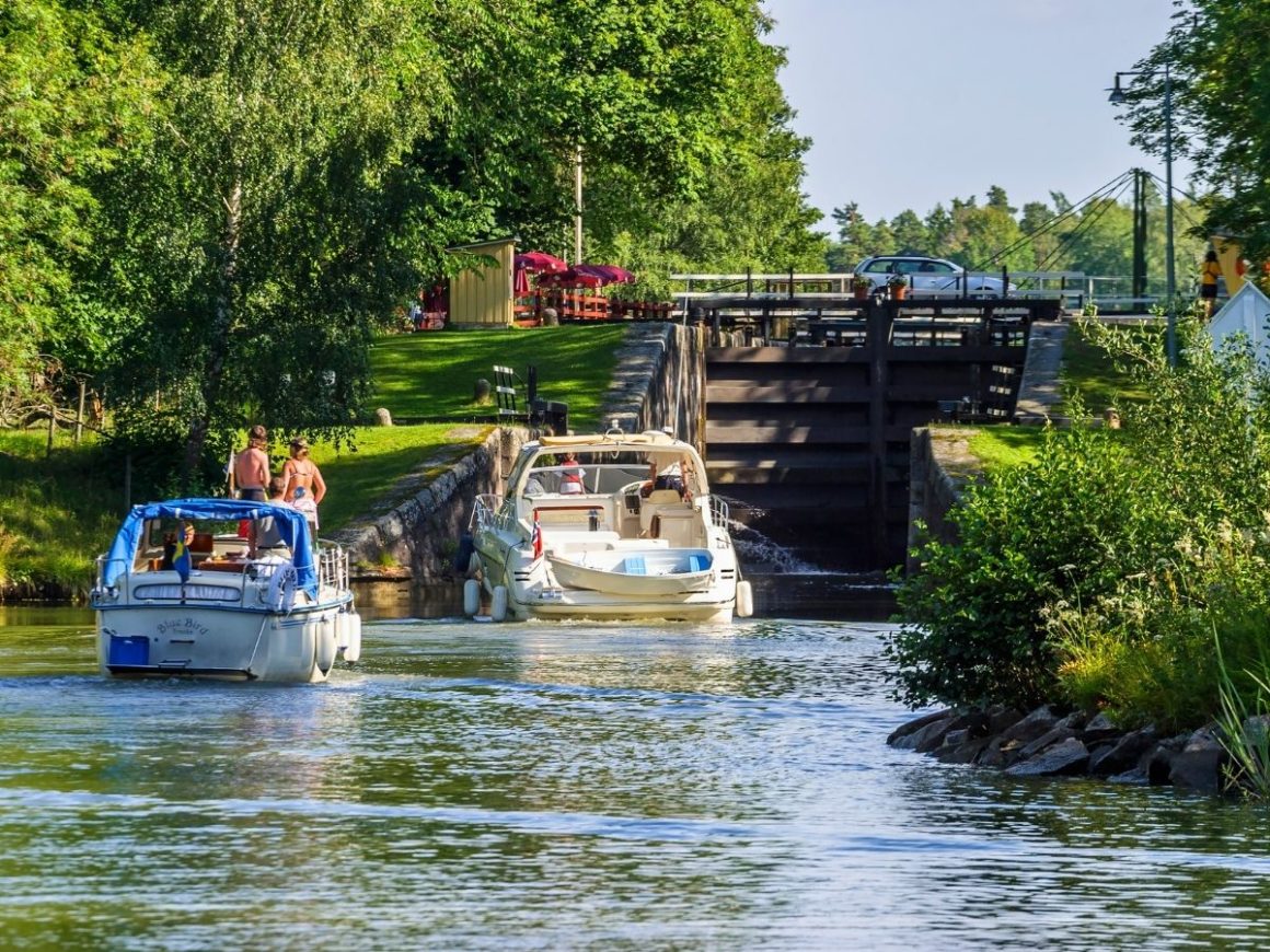 Båtar vid Göta Kanal på sommaren