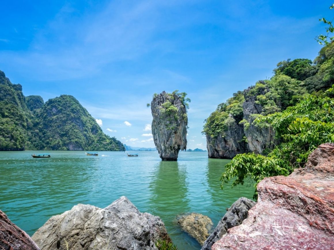 Phuket, klippor i havet och grönska
