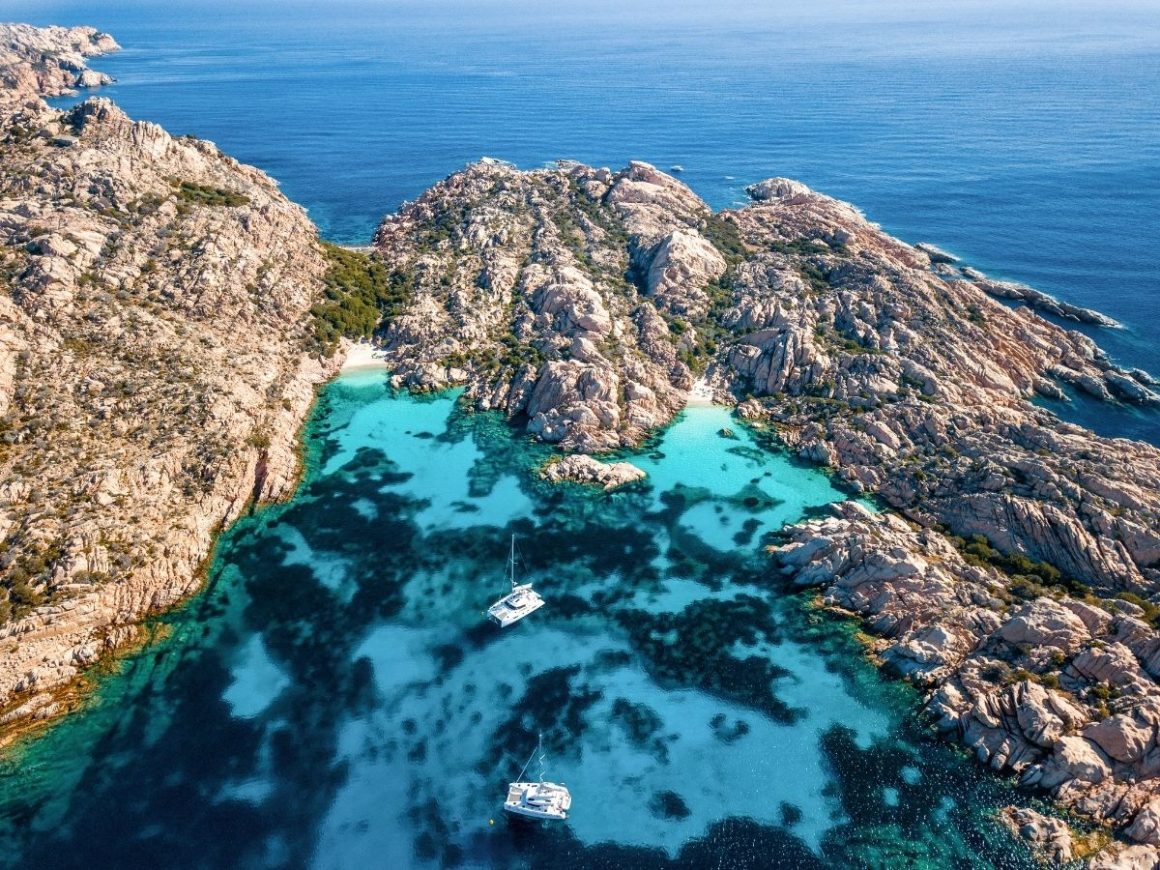 Turkosskimrande hav och kullar i Sardinien