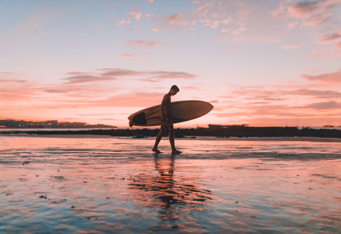 Surf town Tamarindo, Tamarindo surf town, tamarindo, guy surfing in tamarindo, guy with surfboard