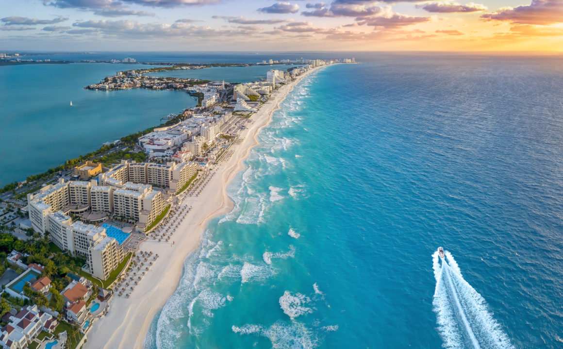 Yacht rental Cancun beach in the summertime 