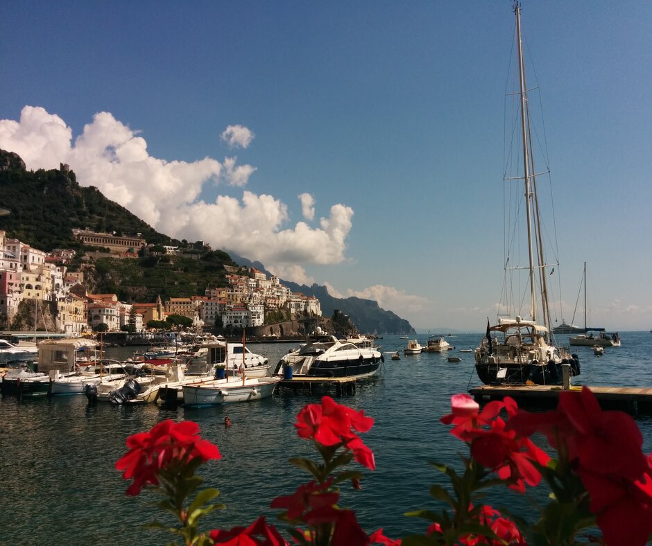 Photo capturing the bay and harbor of the Amalfi Coast, some without boat license 