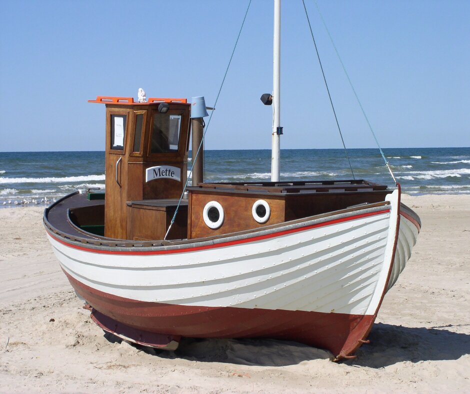 Image of a boat on the shore