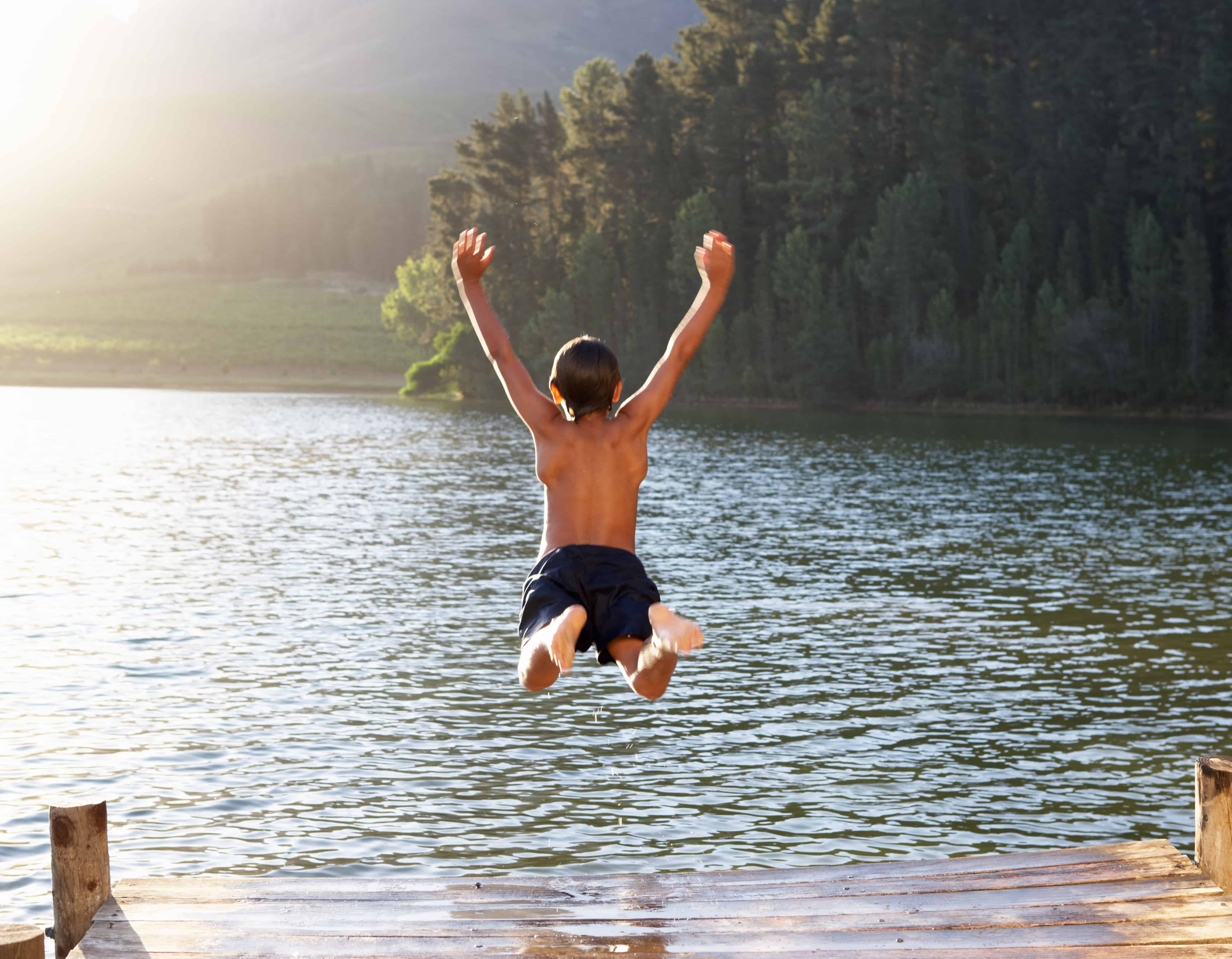 Дети купаются в озере. Прыгают в озеро. Дети купаются ВМ озере. Дети прыгают в воду. Купание на речке.
