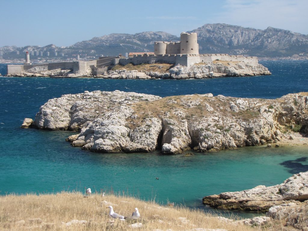 Château d'If et archipel du Frioul vus depuis un bateau à Marseille.