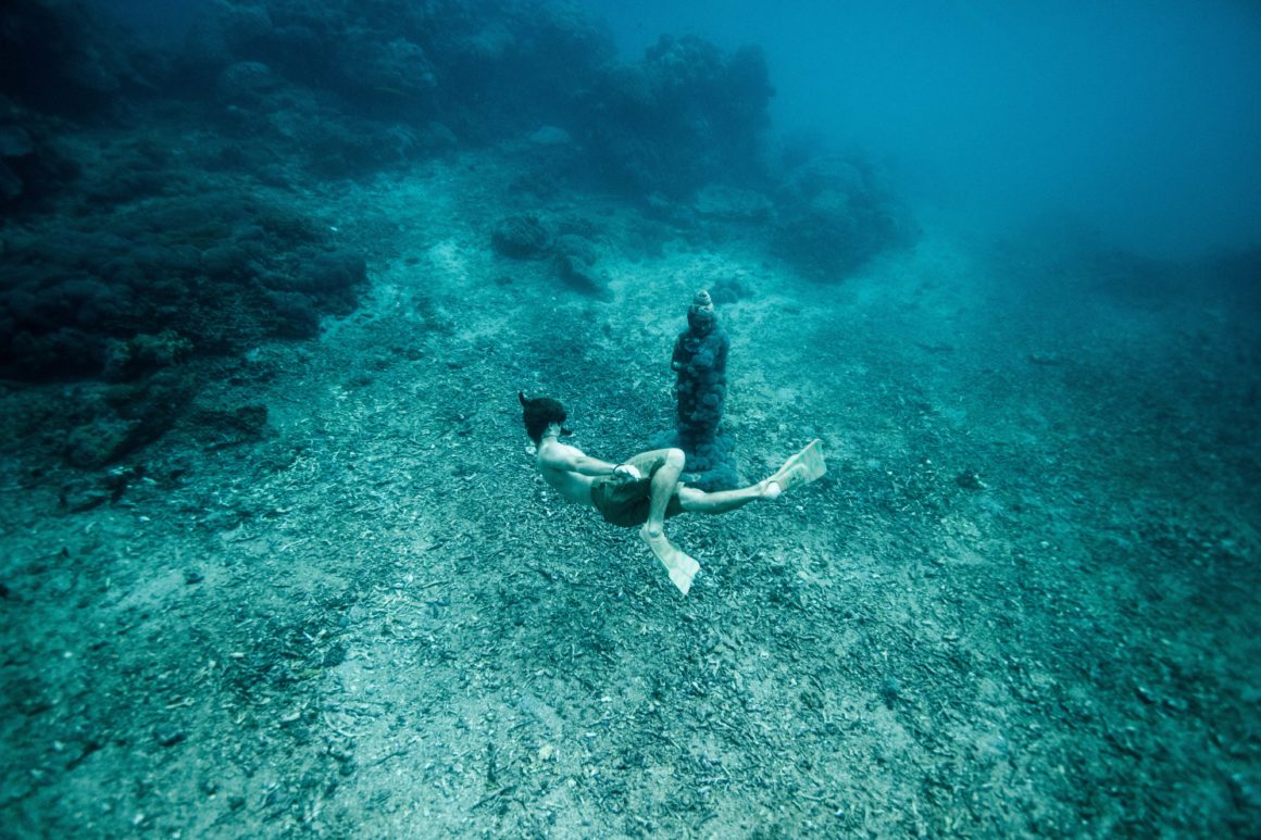 Photo plongeur autour d'une statue immergée