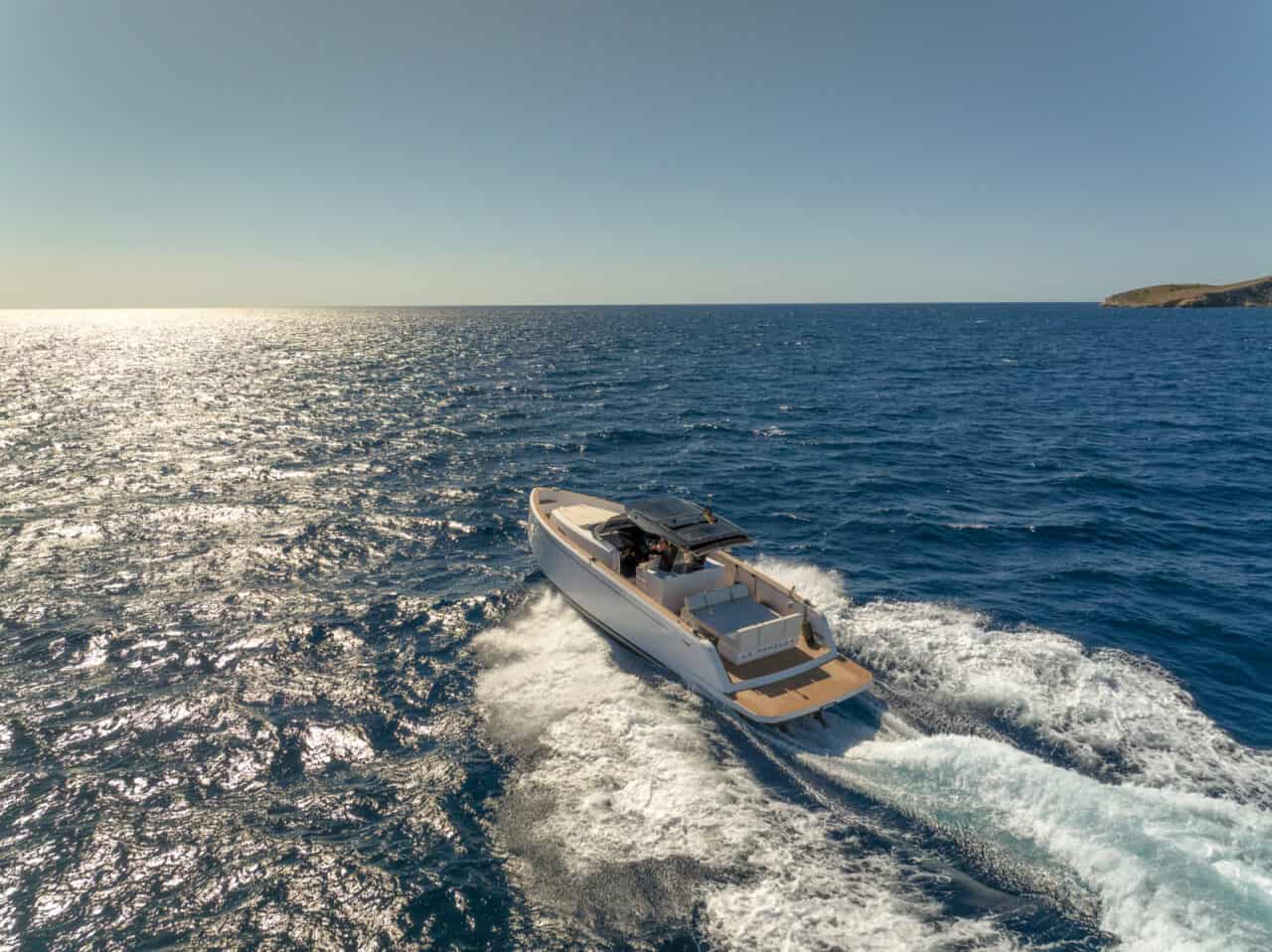 Bateau moteur sans permis en mer.