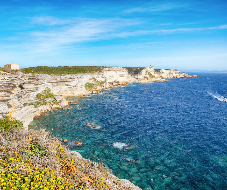 Criques et plages de Bonifacio accessibles uniquement par la mer