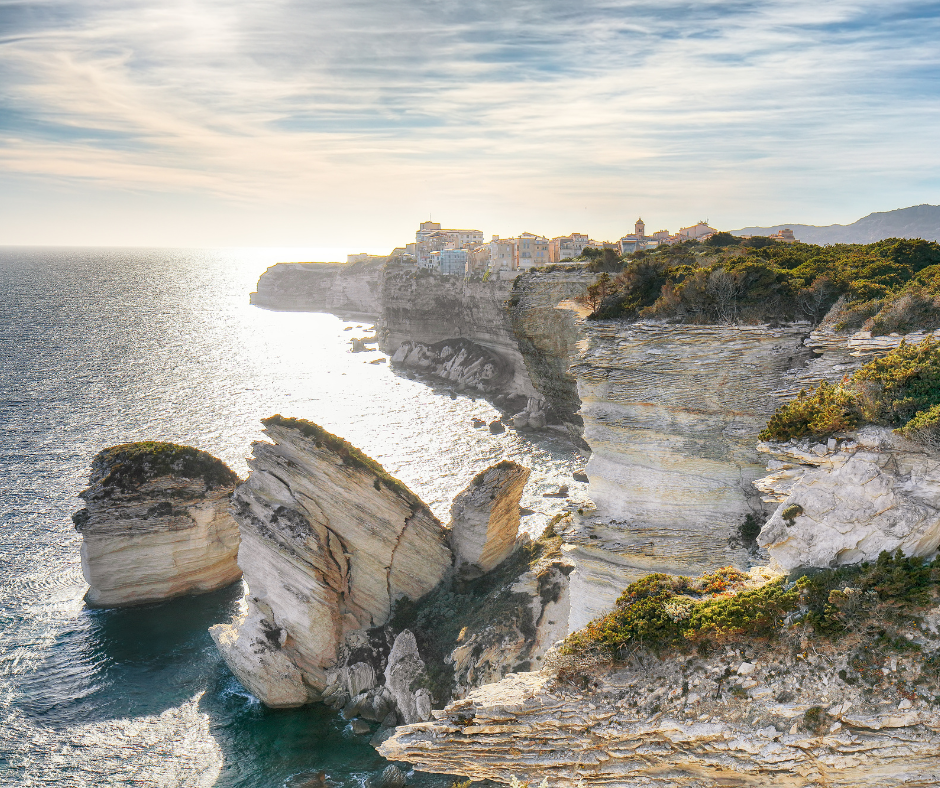 Vue sur la baie de Bonifacio en Corse depuis la mer
