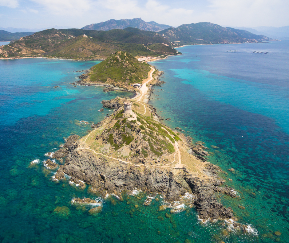 Location bateau Ajaccio avec vue sur les îles Sanguinaires