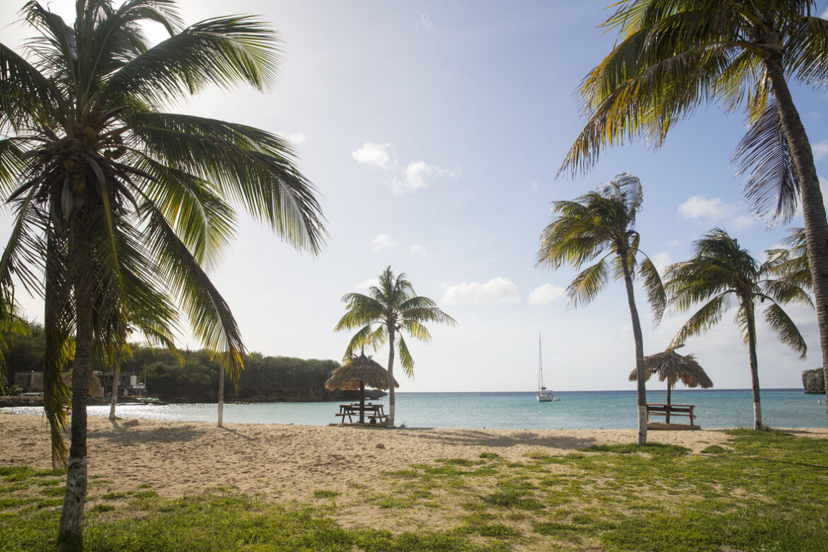 Plage se Santa-Cruz dans les Caraïbes, un lieu idyllique pour une excursion en catamaran.