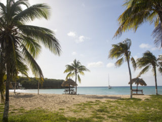 Plage se Santa-Cruz dans les Caraïbes, un lieu idyllique pour une excursion en catamaran.