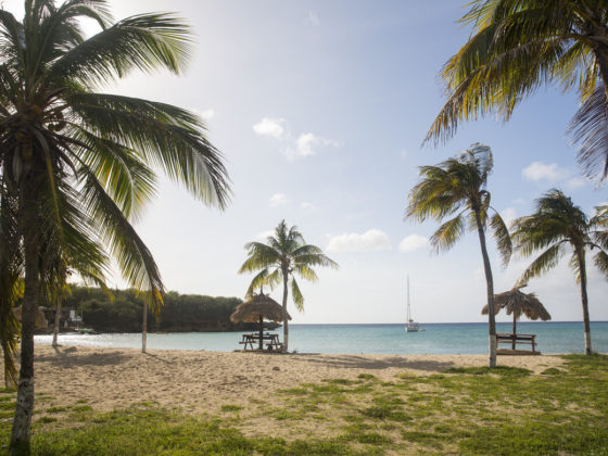 Plage se Santa-Cruz dans les Caraïbes, un lieu idyllique pour une excursion en catamaran.