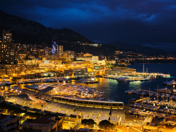 Vue du port de Monaco la nuit.
