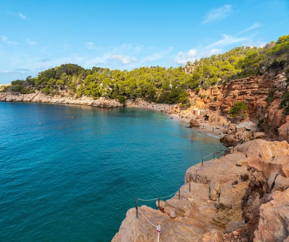 Découvrir Cala Saladeta grâce à la location d'un bateau à Ibiza