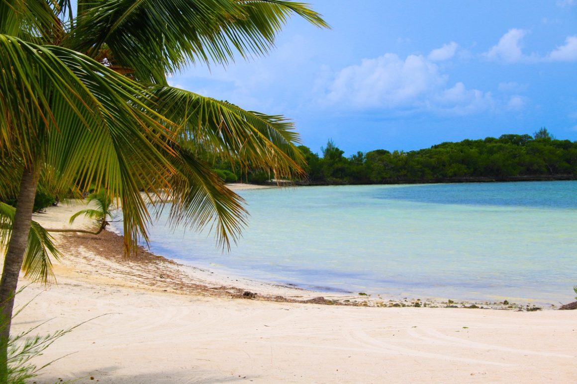 Explorer des paysages de cartes postales avec la location d'un bateau Guadeloupe.