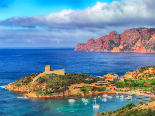 Découverte de la réserve de Scandola avec la location d'un bateau à Ajaccio.
