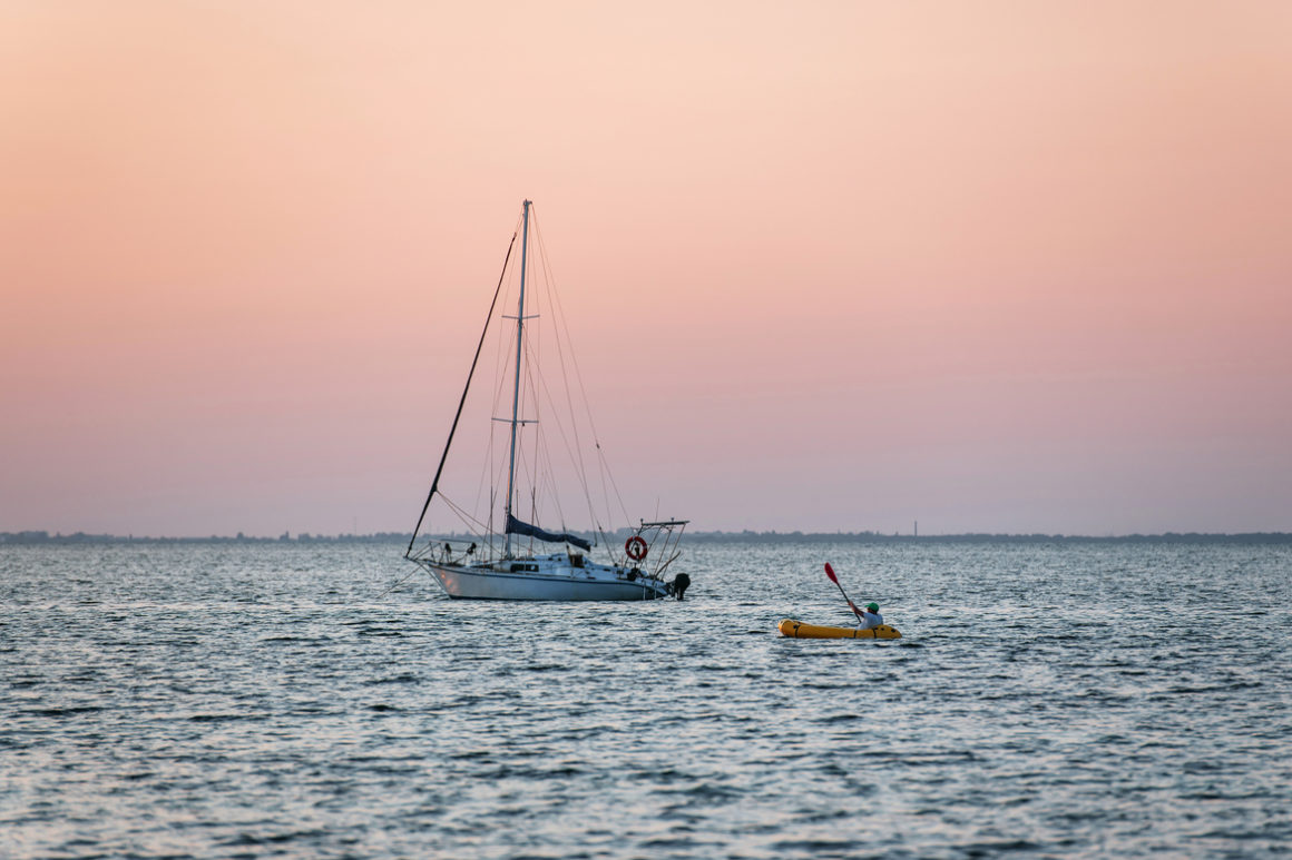Profiter de la location d'un bateau à Mandelieu pour faire du kayak au soleil couchant.