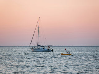 Profiter de la location d'un bateau à Mandelieu pour faire du kayak au soleil couchant.