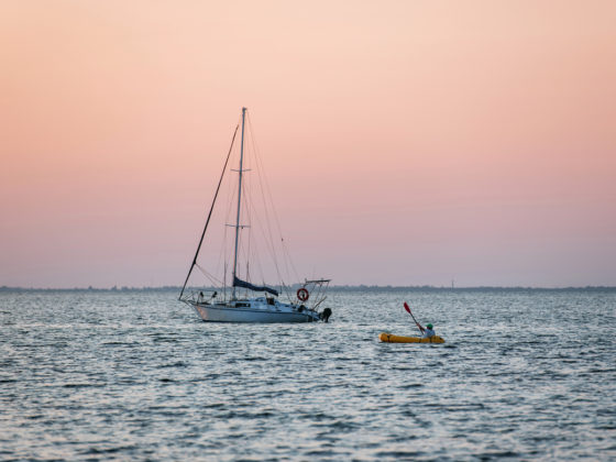Profiter de la location d'un bateau à Mandelieu pour faire du kayak au soleil couchant.