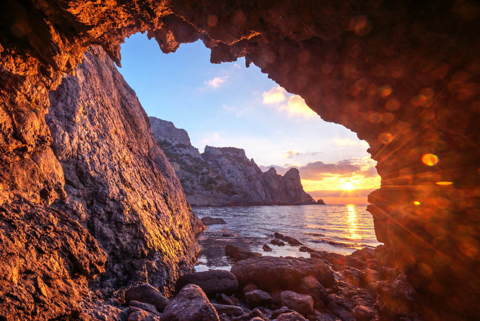 Le bonheur d'explorer une grotte avec la location d'un bateau à Ajaccio.
