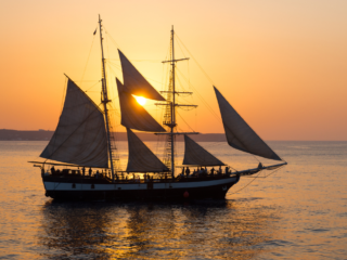 Voilier au coucher de soleil