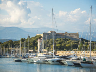 Départ du port avec la location d'un bateau à Antibes.