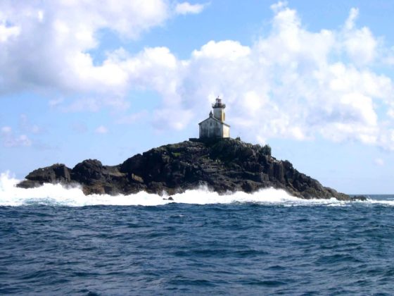 Phare de Tévennec face à une mer agitée en Bretagne