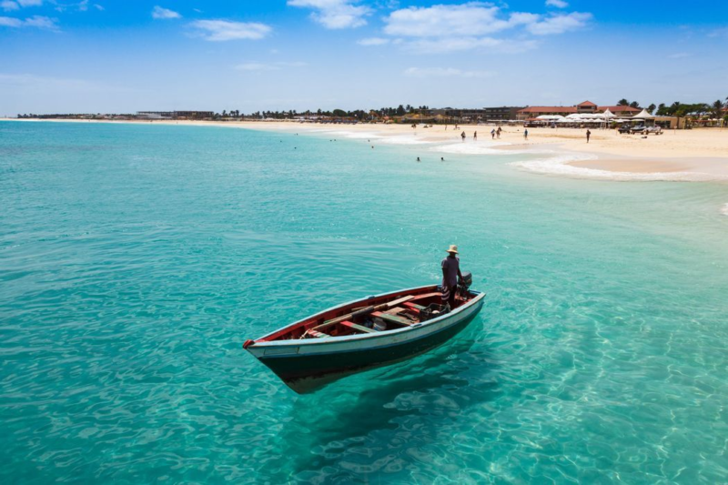 Barque près de la plage, eau turquoise au Cap-Vert