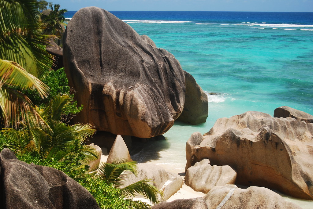 Plage des Seychelles avec rochers de granit et eau turquoise.