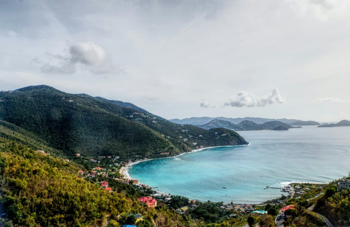Vue panoramique de Tortola et de sa baie turquoise dans les îles Vierges britanniques