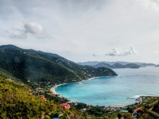 Vue panoramique de Tortola et de sa baie turquoise dans les îles Vierges britanniques